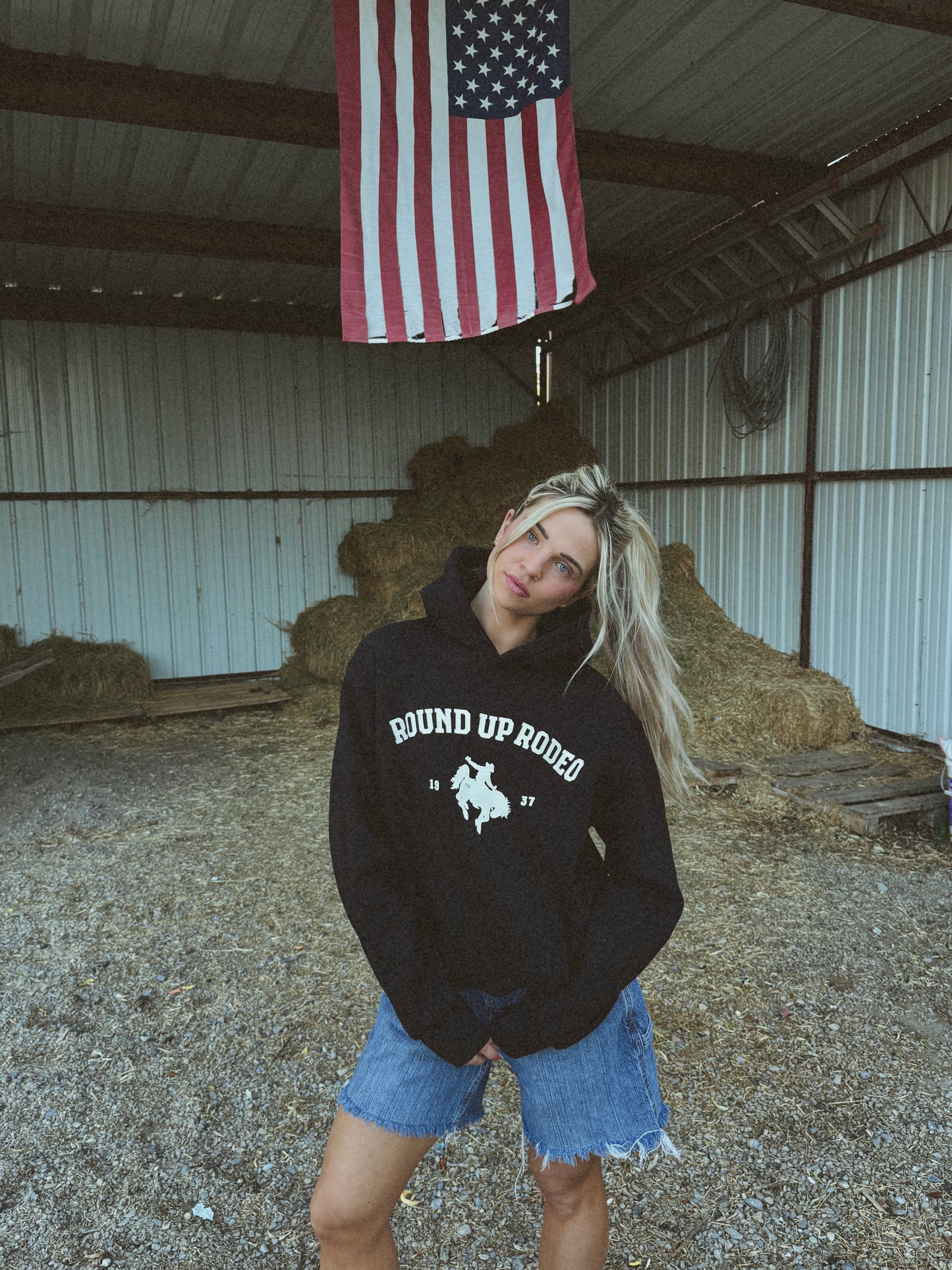 BLACK ROUND UP HOODIE